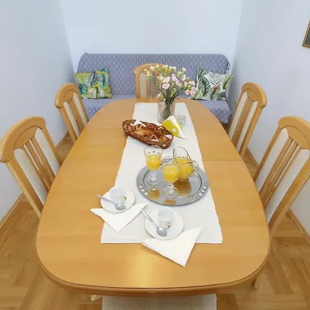 Lovely Rita's - Cosy In Center 시베니크